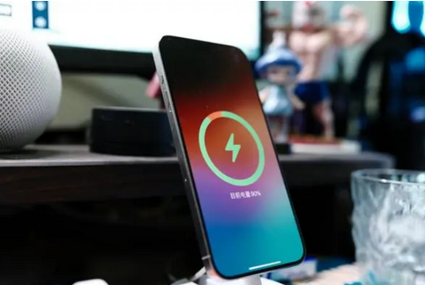 渭滨苹果15换屏服务分享用什么充电器给iPhone15充电更好 